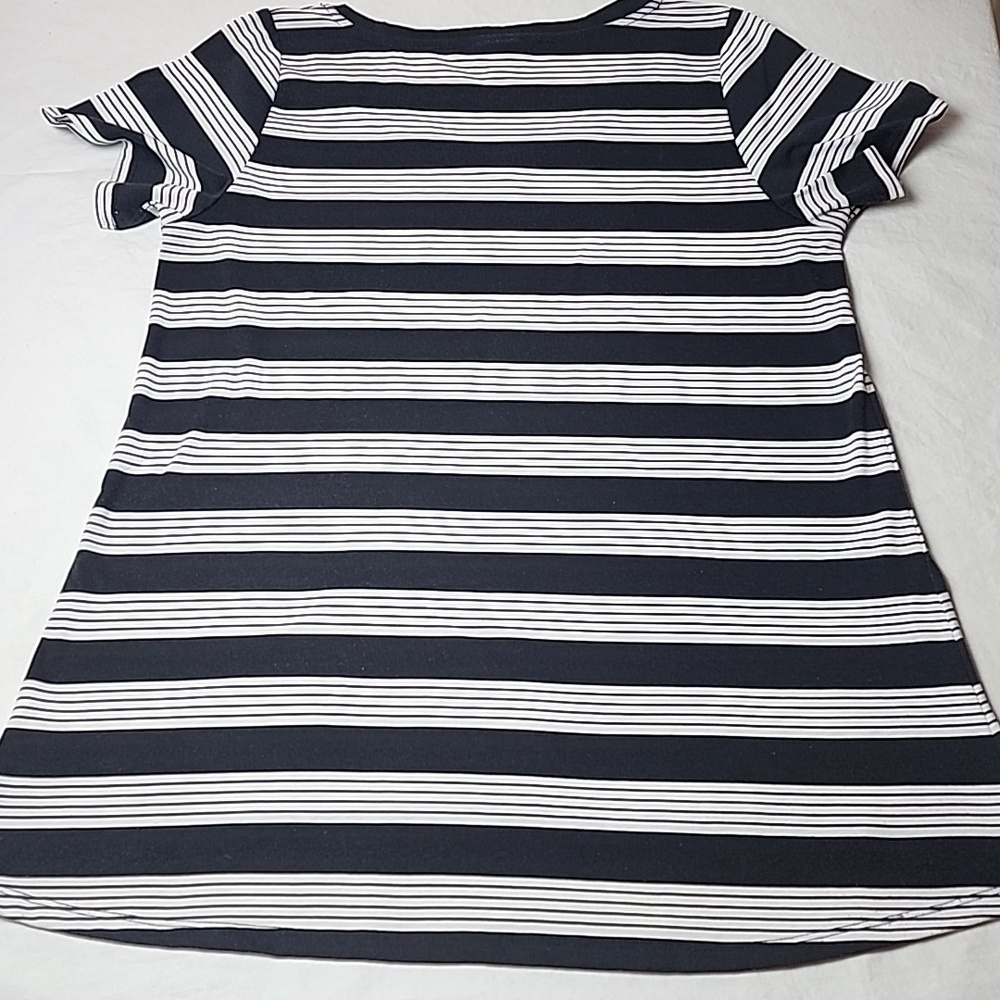 LuLaRoe Black White Striped V-Neck Women's Top Size Large - Picture 4 of 4